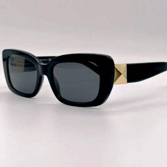 ♥️✨🖤Valentino Rock Studed Smoke Black Sunnies🖤✨♥️ - Picture 1 of 13